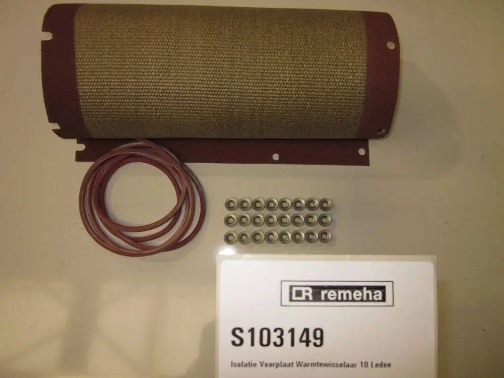 Isoliermaterial und Zubehör von Remeha, bestehend aus einer Rolle, zwei Gummischläuchen und mehreren Befestigungselementen, auf einer weißen Unterlage.